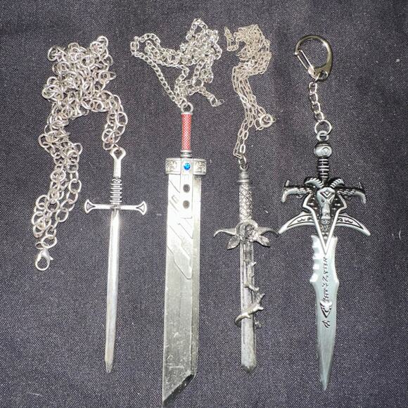 Bundle lot 4 Final Fantasy World of Warcraft sword necklaces & keychain - Picture 1 of 4